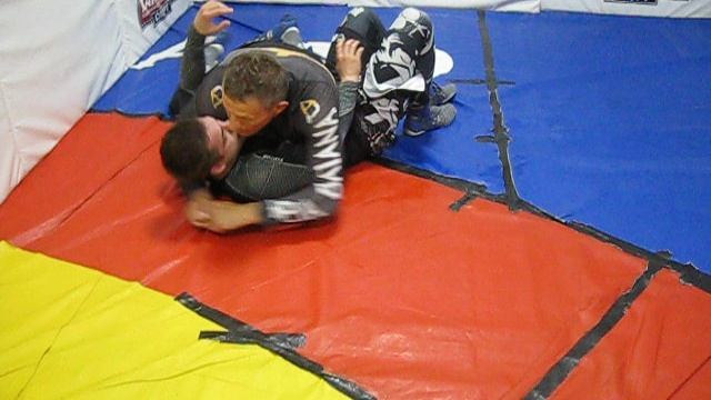 2017 год. При уходе соперника от удержания сбоку махом ног переходим на другую сторону.