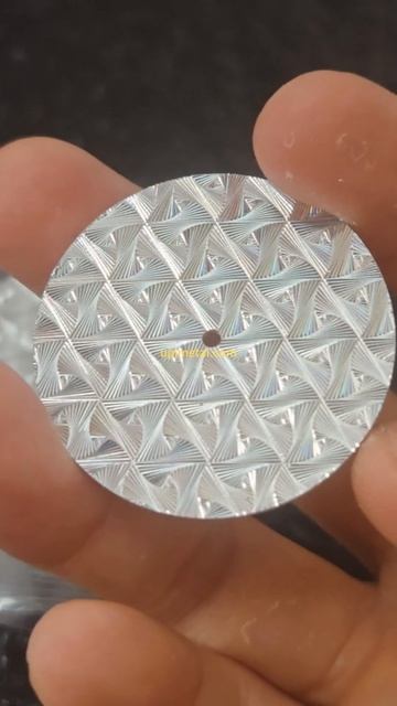 Гилоше-циферблаты с треугольными узорами