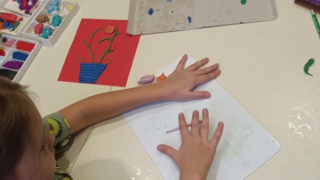 Горшок с цветами из пластилина