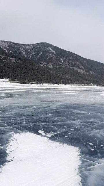 Катание на коньках по льду Байкала в Улигер
