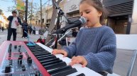 Четырёхлетняя Певица На улице:)) Маленькая талантливая девочка поёт песню Джона Ленон