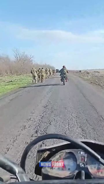 Брошенные в Красноармейске солдаты ВСУ поголовно сдаются в плен