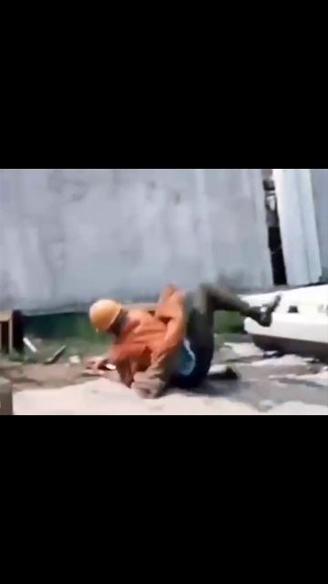 Круче ЯШИНА!  #футбол #футболист #вратарь #Яшин #спорт #стройка #крановщик #кран #строители #бутылка