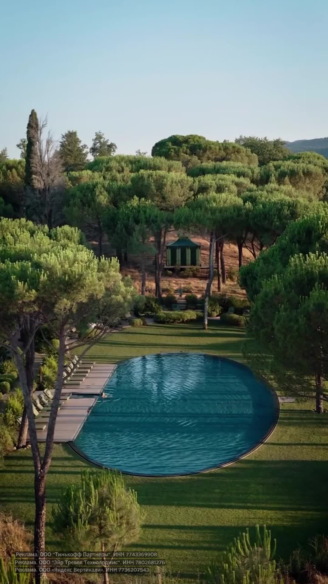 Из окон замка Кастелло-ди-Рескьо открывается великолепный вид на виноградники и кипарисовые аллеи...