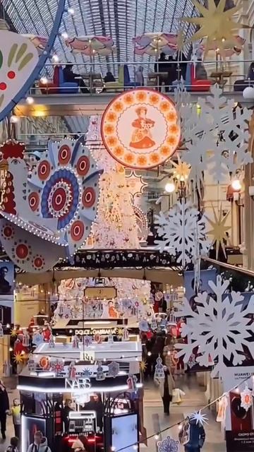 Праздничную ёлочку установили в ГУМе #зима #новый год