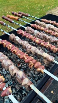 Шашлык из печени и куриных сердечек на мангале