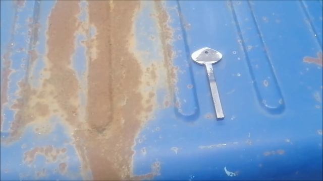 Изготовил ключ отмыкания и замыкания капота и багажника на мотоколяску