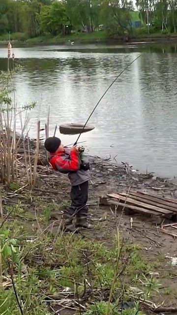 Когда тащишь щуку, а эмоции переполняют — вот она, настоящая рыбалка! 😊