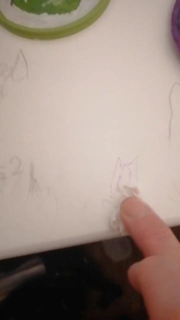 Треш контент. Пока я булочки пекла, доча рисовала, котика у сына на подоконнике. Показываю как убира