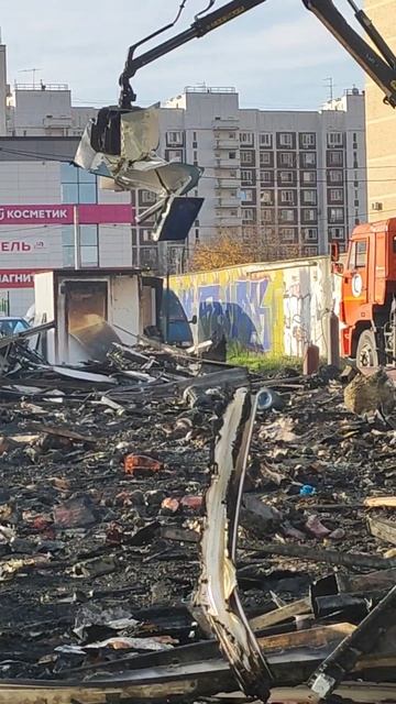 Огонь не щадит, вот всё что осталось от павильона.