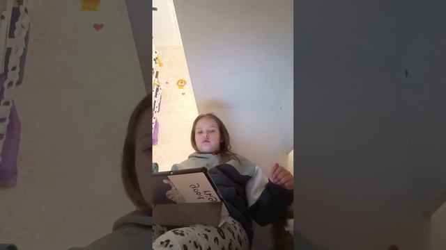 выживает 20 минут под столом