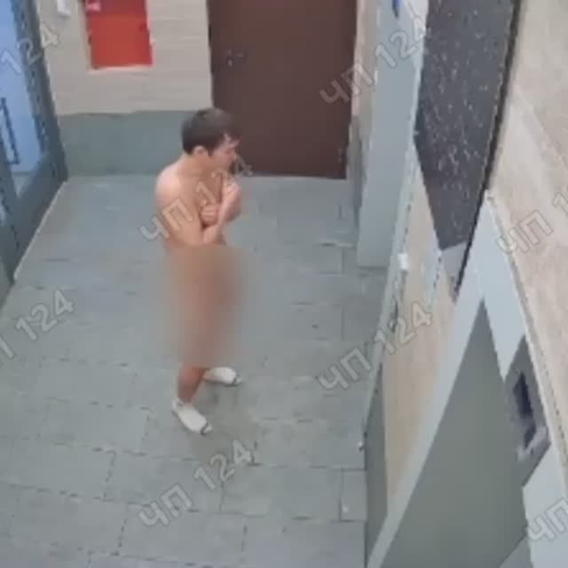 В Красноярске голый мужик вертел своим достоинством перед соседями — теперь его хотят выселить