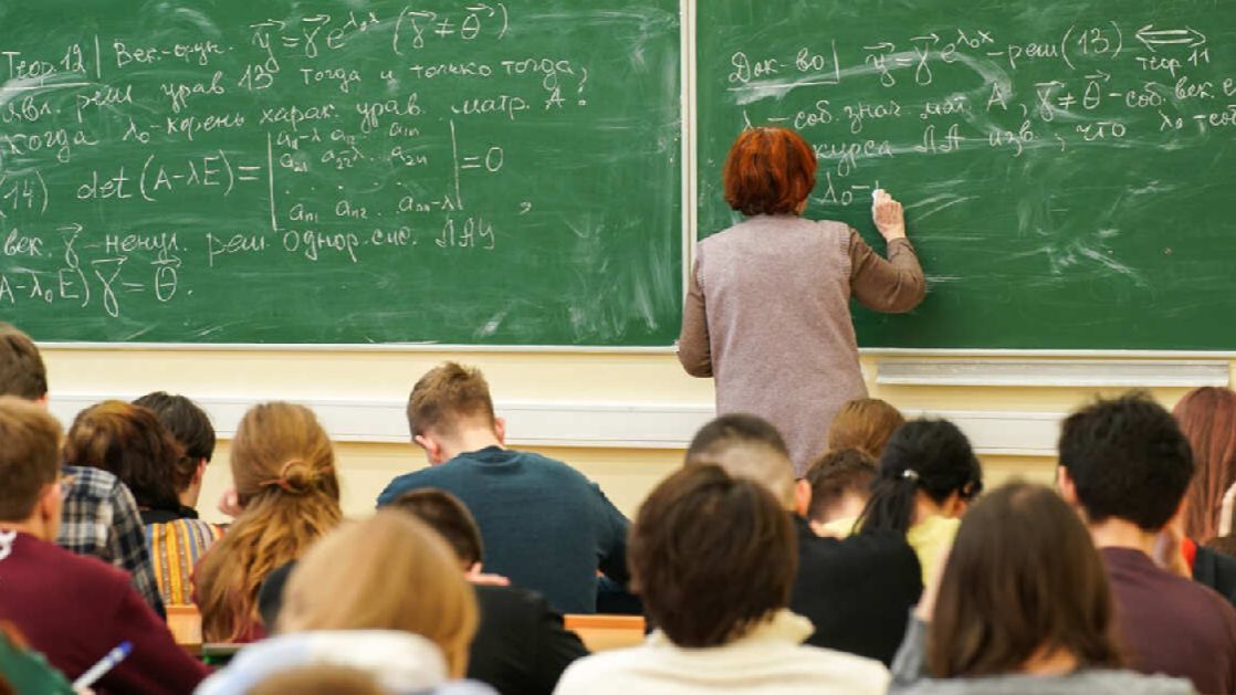 Правительство утвердило 40 специальностей для которых ограничат платное обучение