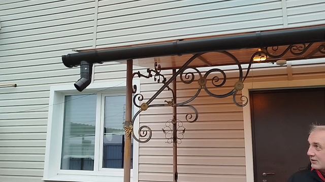 Вода с крыши крыльца размывает дорожку! Что делать?