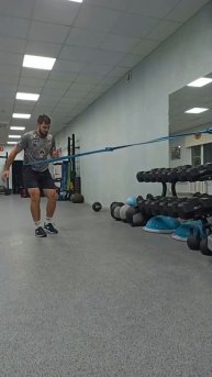 Торможение с резиновым эспандером выпад