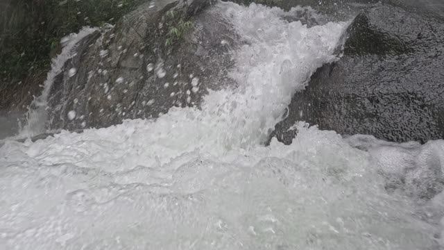 Таиланд! Пытаюсь подлезть под водопад.