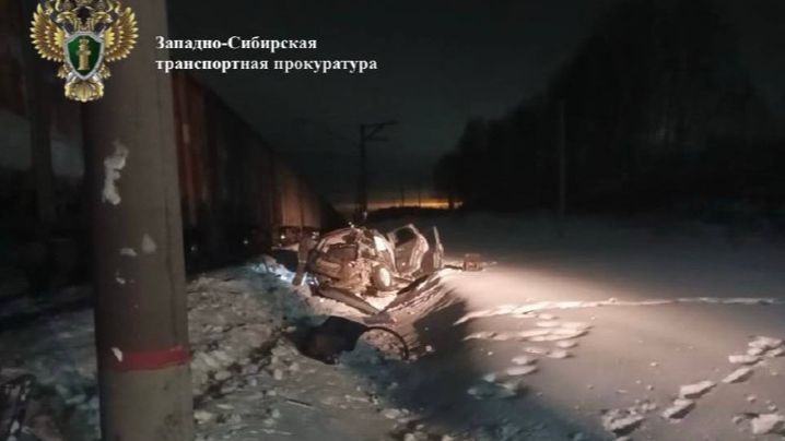 Грузовой поезд снес иномарку на переезде в Новосибирской области