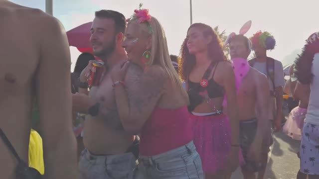 Женщины. Бикини. Пляж  . Карнавал