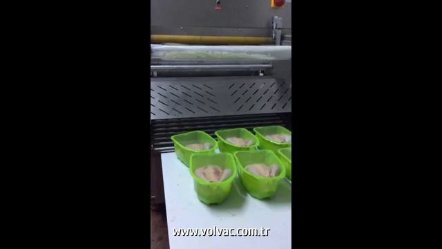 Упаковка курицы в готовый лоток в МАР на автоматическом трейсилере VOLVAC E30 Master