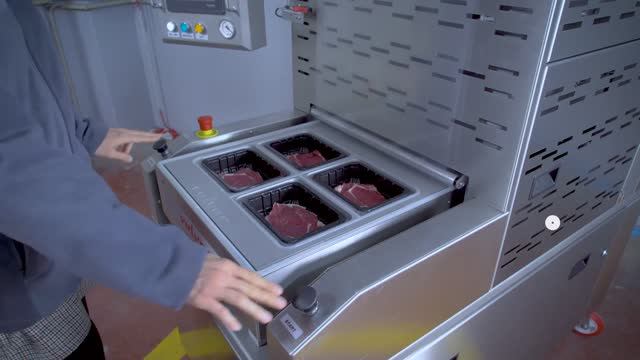 Упаковка в готовый лоток в МАР и SKIN на полуавтоматичеcком трейсилере VOLVAC E52