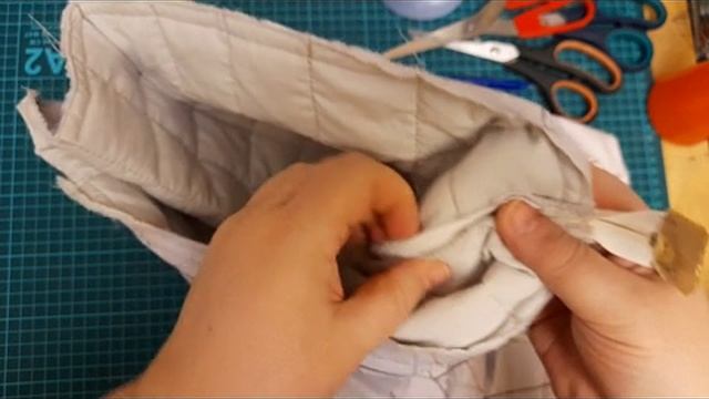 Подушка на молнии, сверху на текстильный мусор. ч 2 шитье.