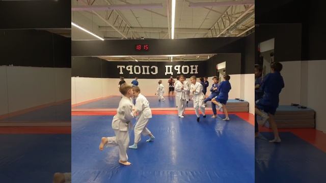 Энергичная разминка с игрой. Весело и разнообразно падаем на спину.