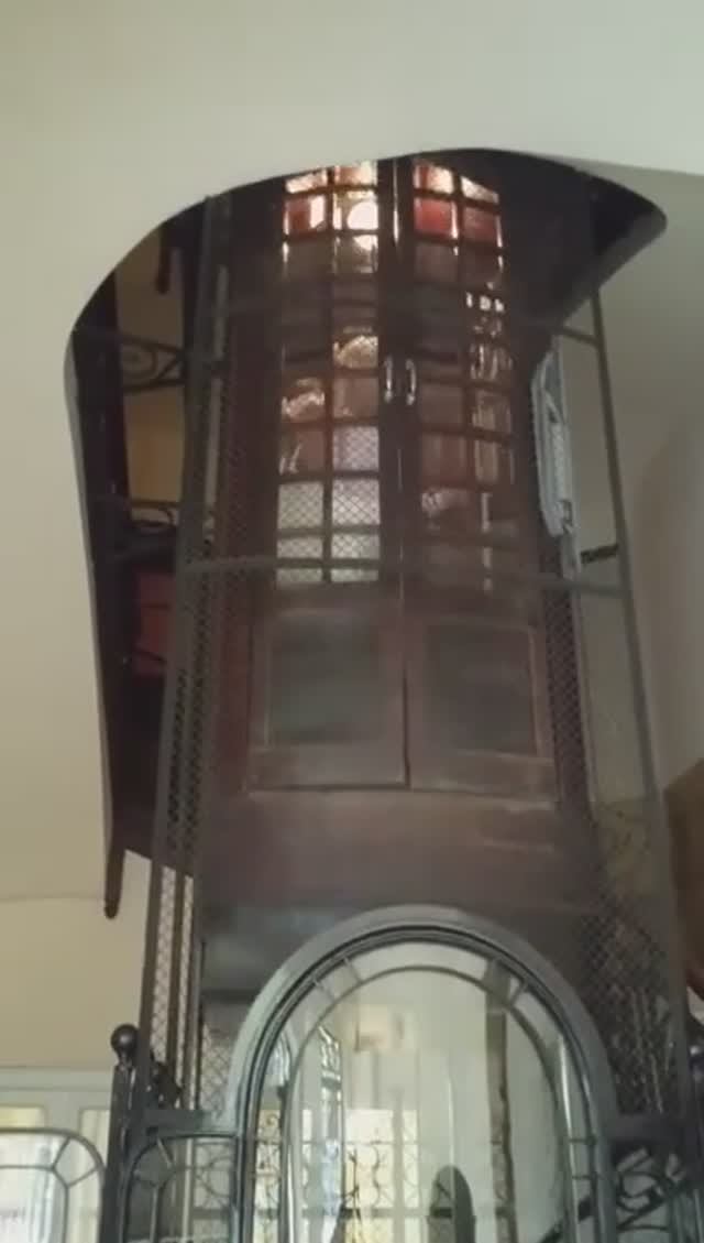 Испания, Барселона. Красивый лифт в многоэтажном доме