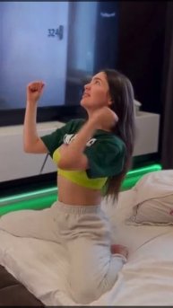 Классная домашняя брюнетка