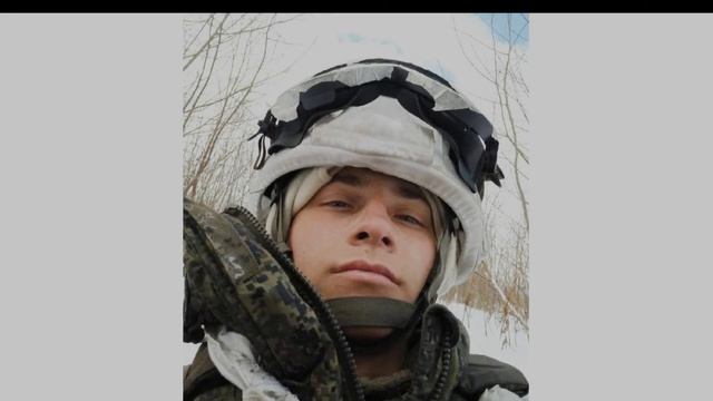 С портрета смотрит он