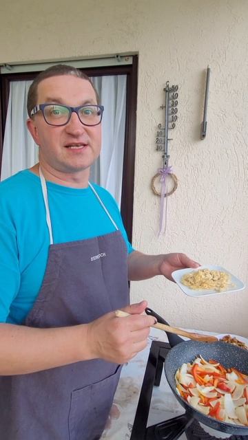 вок по китайски с лапшой и овощами