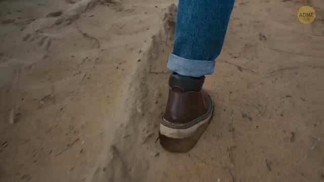 Они извлекают миллионы тонн песка из пустыни - что они ищут?