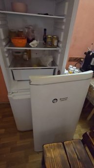 Летающая дверца холодильника. Улетела вместе с двумя десятками яиц. Ростов-на-Дону. Дверь на полу