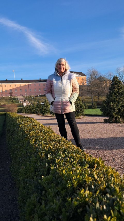 Прогулка в парке перед историческим замком в Уппсале. Парк это часть Ботанического сада.