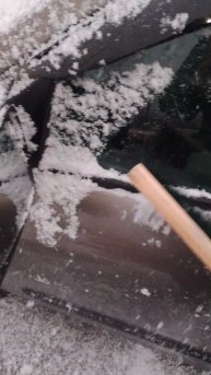 Лучше использовать деревянную щетку для очистки снега с авто!)