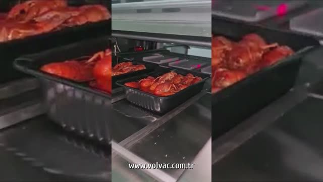 Упаковка лангустов в готовый лоток на автоматическом трейсилере VOLVAC E35 Master