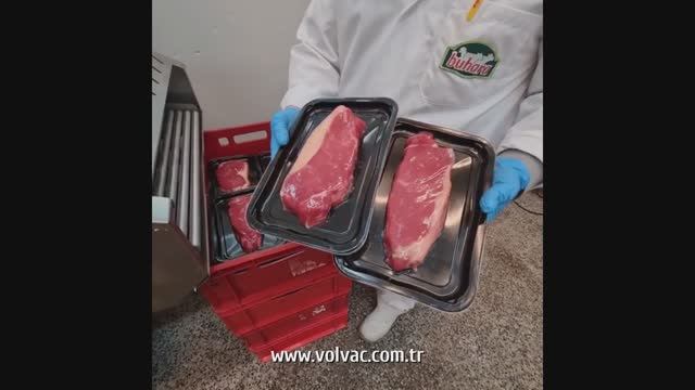 СКИН упакова стейков на автоматическом трейсилере VOLVAC E30 Master