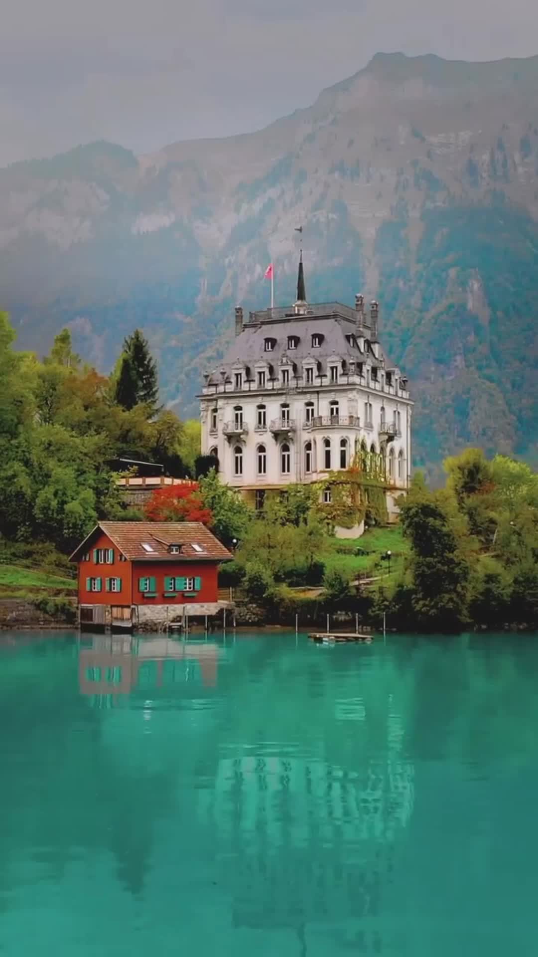 Изельтвальд - небольшой городок, окруженный Бриенским озером, который стал популярным благодаря с...