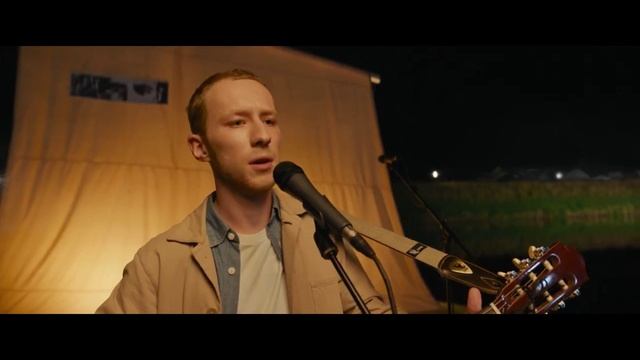 А река течёт