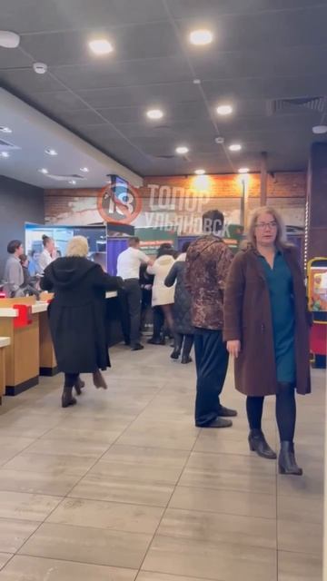 ❗️ Видео жестких разборок в бургерной в Пушкарёвском  Бургер не поделили что ли? 😂  🪓