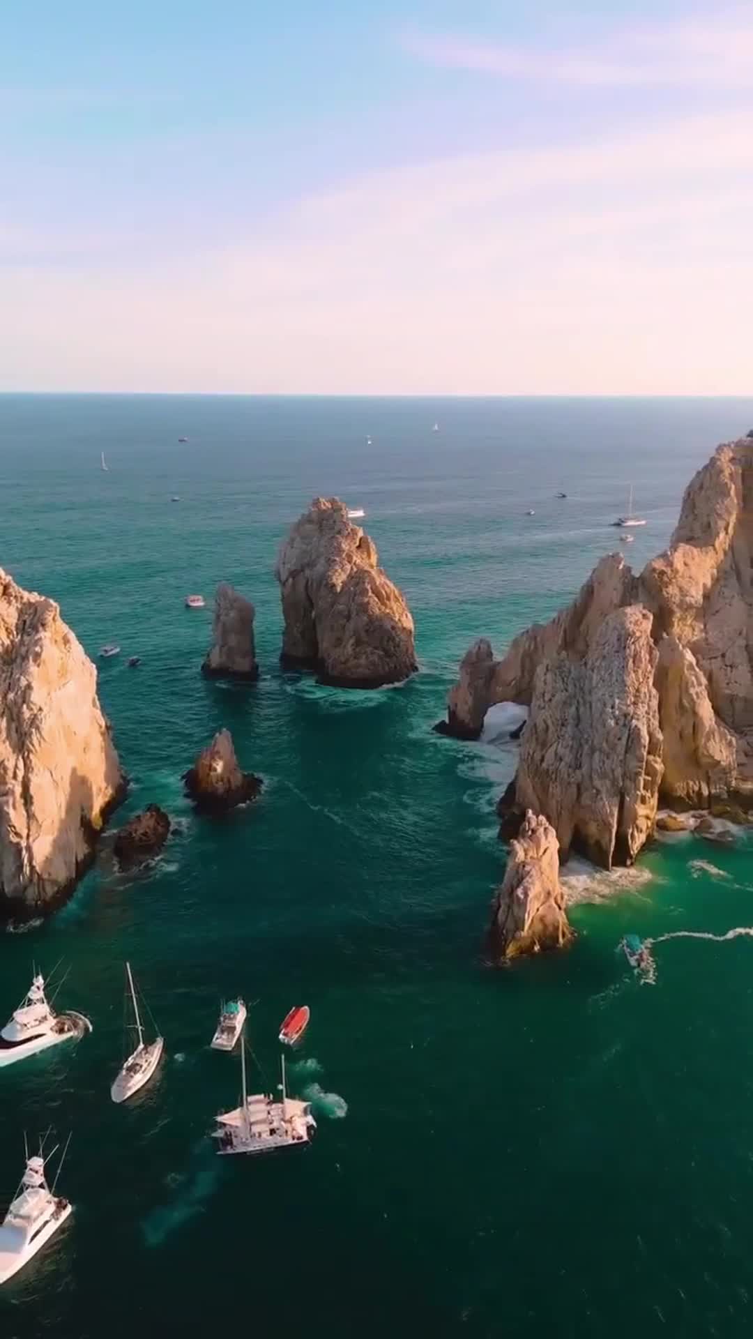 На южном побережье Мексики расположен курорт Кабо-Сан-Лукас, который является одним из самых южны...