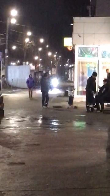 «Мужчина играет на улице Богдана Хмельницкого»