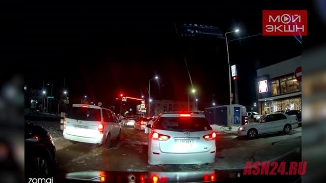 «Что за свинство!»: благовещенка заметила, как мусор выкидывают из окна машины