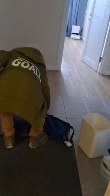 Ребенок пришел из школы и выкинул портфель