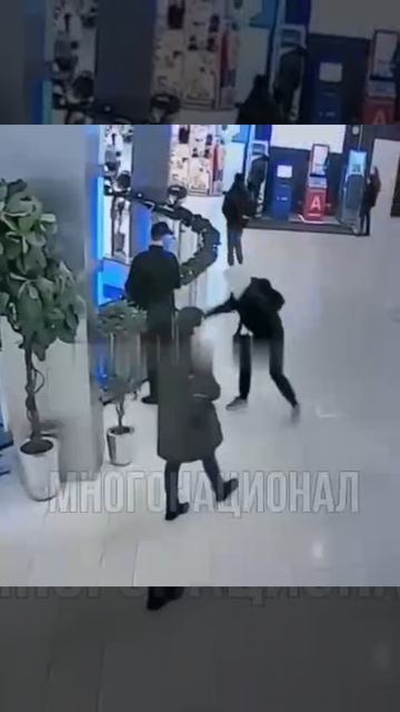 16-ти летний азер на Ореховском бульваре в Москве пытался убить охраника ТЦ