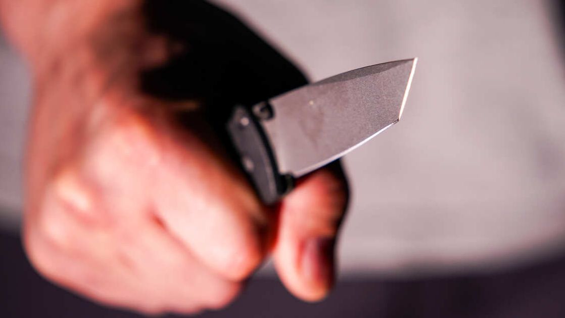 Ударил ножом за замечание: детали нападения юноши на охранника и полицейского