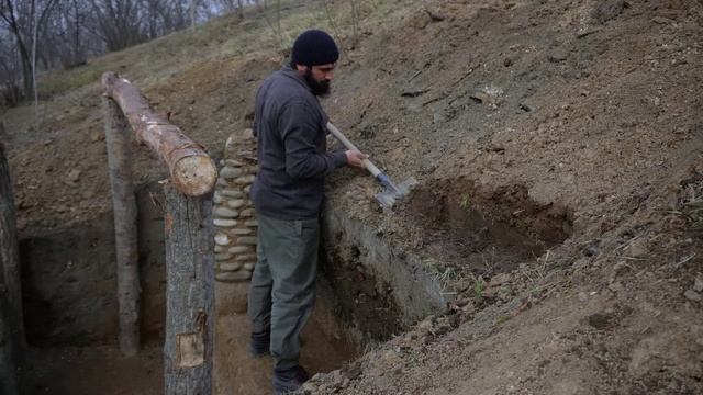 Строительство уютного зимнего убежища: земляное жилище, тёплый камин и глиняная крыша