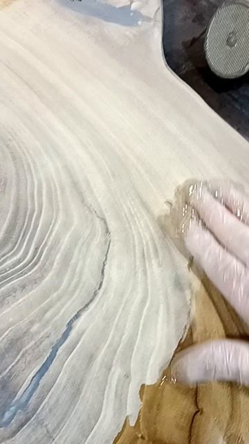 Покрытие маслом с воском отполированной столешницы из слэба капового карагача