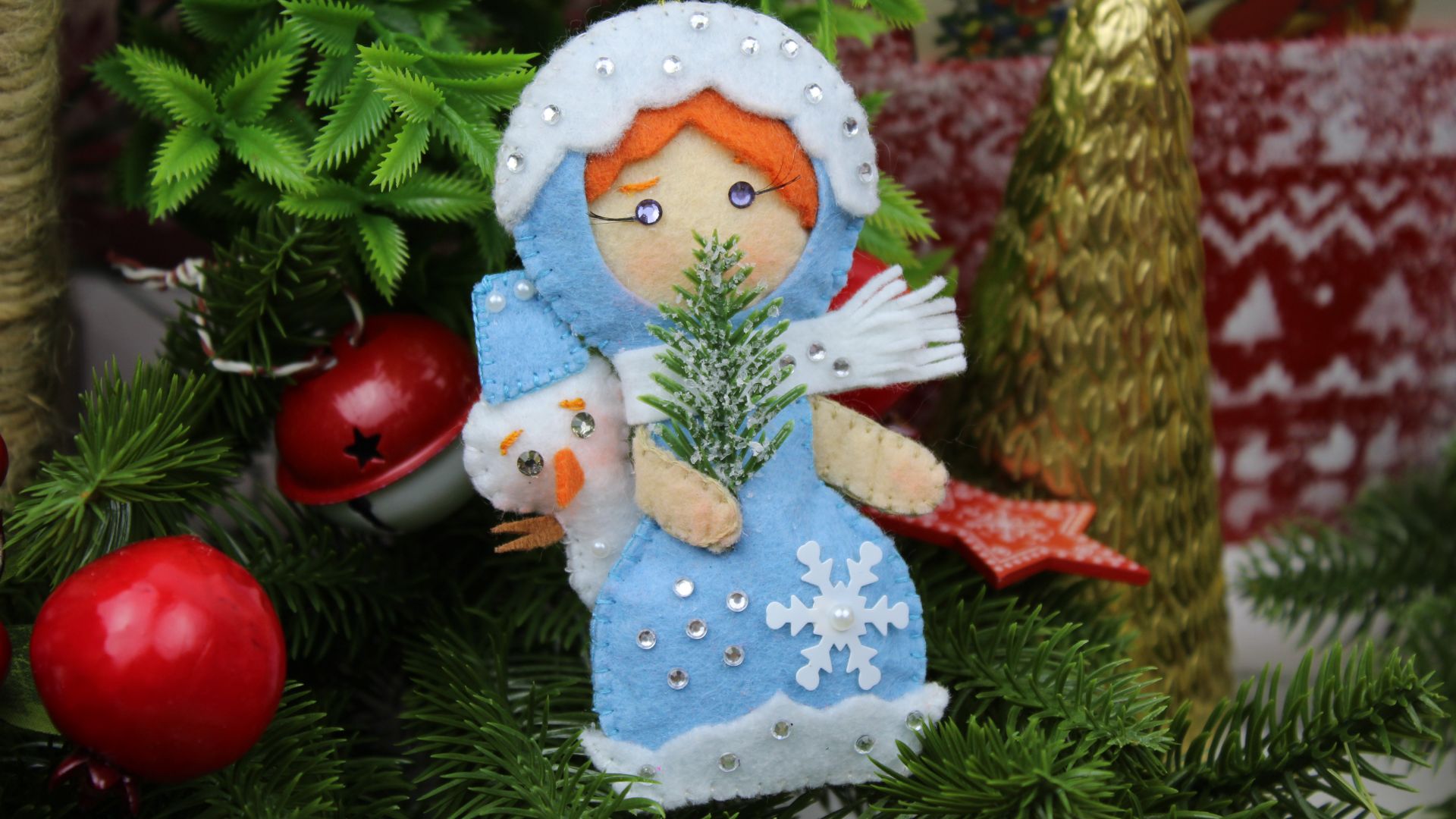 Ёлочная игрушка из фетра "Девочка в костюме Снеговика"