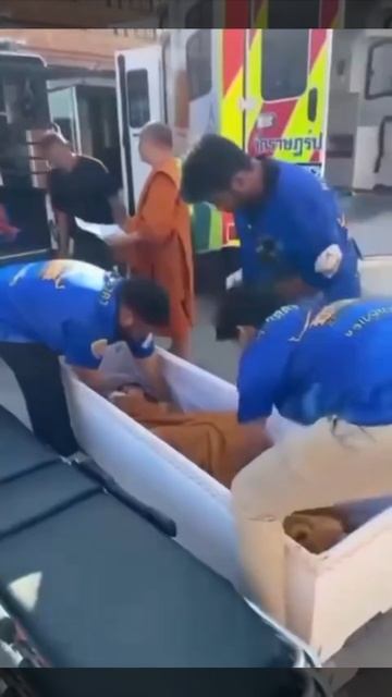 65-летняя женщина очнулась в гробу за несколько минут до своей кремации в Таиланде.