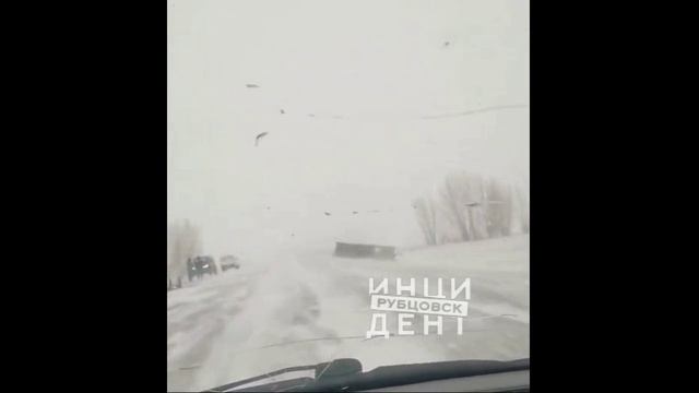 Опрокинувшаяся фура в Алтайском крае